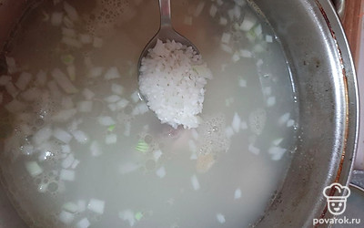 Следом засыпаем рис и варим 5-7 минут (рис варится немного дольше картофеля).