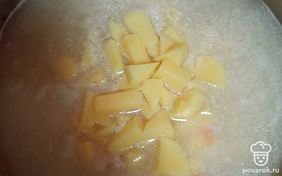 Добавляем картофель и варим до готовности под крышкой.