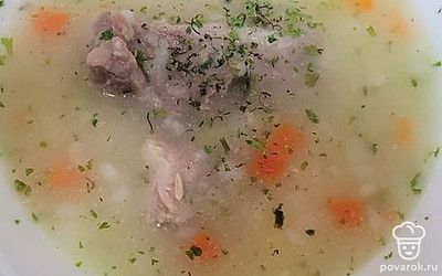 Суп развиваем в глубокие тарелки, заправляем сметаной! Приятного аппетита!