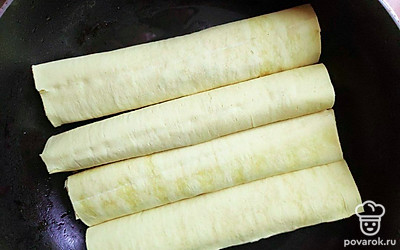 Обжаривайте лаваш на небольшом огне в сковороде, с добавлением подсолнечного масла. Жарьте с двух сторон, пока не образуется золотистая, хрустящая корочка. Чтобы избавиться от лишнего масла, выложите готовый лаваш на бумажные полотенца.