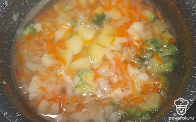 В рыбный бульон добавить овощи. Посолить по вкусу, добавить перец.
