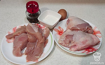 Хорошо помойте и обсушите куриное мясо. Приготовьте мясорубку, блендер, прямоугольную форму для запекания, фольгу, необходимые продукты для приготовления.