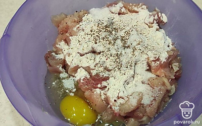 Нарежьте куриную грудку на небольшие кусочки и пропустите их 2-3 раза на самой мелкой решетке мясорубки. Отделите мясо с куриных бедрышек от кости и нарежьте его маленькими кусочками (1-2 см). В перемолотую куриную грудку добавьте яйца, сухое молоко, мускатный орех, черный перец, соевый соус, и тщательно все перемешайте.