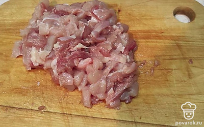 Теперь, полученный фарш, взбивайте блендером до консистенции вязкой, тягучей массы для того, чтобы террин получился нежным и сочным. После этого, добавьте в приготовленный фарш, нарезанные кусочки бедрышек, перемешайте.