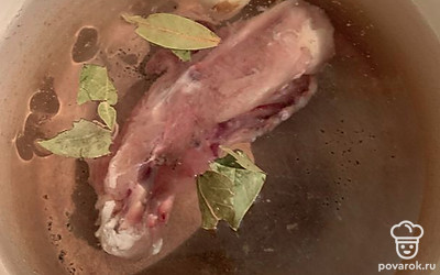 Первым делом ставим варить кости для бульона. У меня это куриный суповой набор. Ставим воду на огонь, кладем туда курицу, добавляем лавровый лист и чеснок. Крышкой не накрываем. Переодически снимаем пенку.