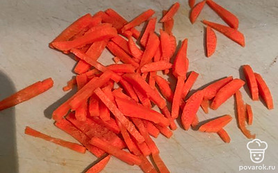 Так же поступаем и с морковью. Ее нарезаем на брусочки, но можно и вообще не добавлять. Кстати, сюда хорошо подходит лук. Режем морковь и также убираем в сторону. Пока подготавливаем овощи, наш бульон готов. Высыпаем туда картофель, пускай он варится.