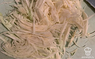 Займемся капустой. Нарезаем с помощью специального ножа, но у меня его нет, поэтому я делаю это обычным ножом. Стараемся резать максимально тонко, так она быстрее приготовится.