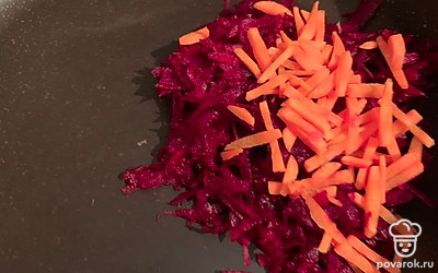 Ставим сковороду на огонь. Выкладываем свеклу и морковь, добавляем масло. Жарим минут 5-7, после чего добавляем томатную пасту и бульон. Тушим до готовности овощей.