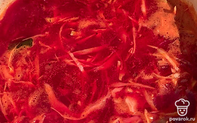 Выливаем заправку в борщ. Добавляем капусту и ставим на минимальный огонь. Накрываем кастрюлю крышкой на 15 минут. Все, борщ готов.