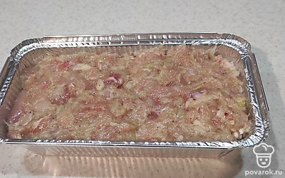 Подготовленную форму, застелите фольгой и выложите в нее, фарш. Верх формы закройте 2-3 слоями фольги и поставьте ее в заранее разогретую духовку до 180 °C. Выпекайте террин в течение 40-50 минут. Выкладывайте его из формы, после полного остывания.