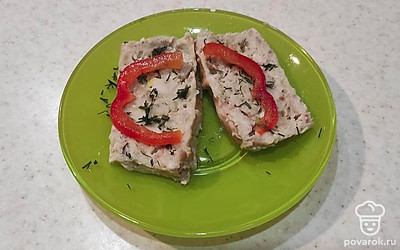 Подавайте «Парижский аперитив» - террин куриный, на большом плоском блюде, нарежьте его порционными кусочками, украсьте зеленью базилика, маринованными корнишонами, с полусладким белым вином.