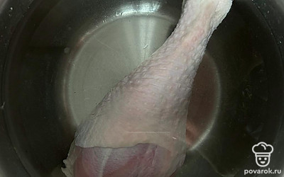 Берем голень индейки, заливаем 2,5 литрами воды, варим в течение 30 минут.