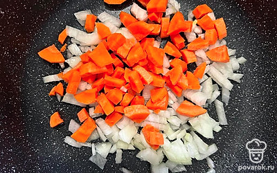Обжариваем на сковороде с растительным маслом лук и морковь.