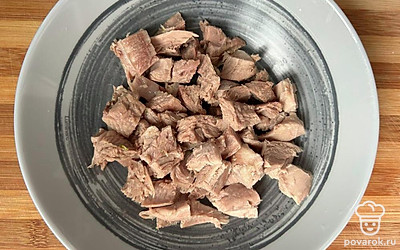 Голень индейки достаем из бульона, снимаем шкуру и нарезаем небольшими кусочками. Отправляем назад в бульон.