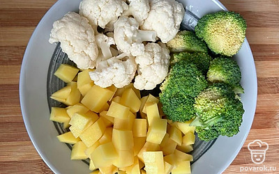 Очищаем картофель, капусту разбираем на соцветия. Картофель отправляем в бульон и варим до готовности, добавляем цветную капусту и брокколи, соль и перец по вкусу.