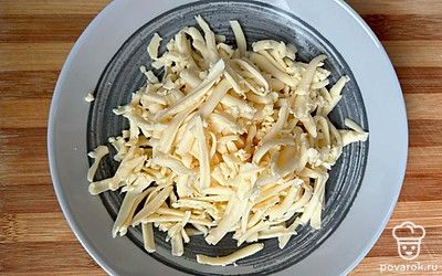 Плавленые сырки натираем на терке, отправляем в бульон. Варим в течение 10 минут. 