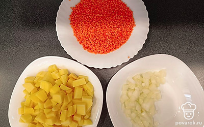 Лук и морковку нарежьте небольшими кубиками. Красную чечевицу хорошо промойте в чистой воде.