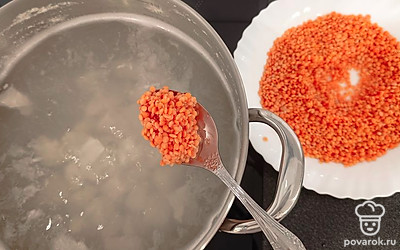 Добавьте в кастрюлю с индейкой чечевицу и варите еще 10 минут.