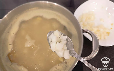 Добавьте в кастрюлю с супом лук, соль и специи по вкусу, варите суп 10 минут до готовности.