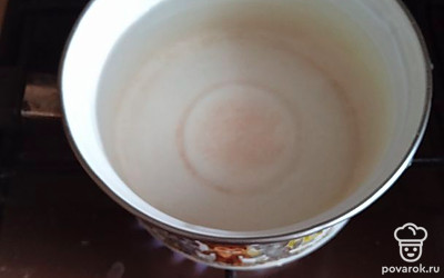 В кастрюлю наливаем воду. 