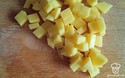 Нарезаем картофель кубиками. Кладем в кастрюлю. 