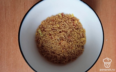 Берем вермишель и отправляем в кастрюлю.