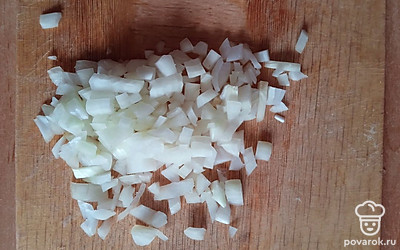 Нарезаем лук.