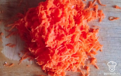Натираем на терке морковь.