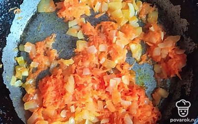 Обжариваем лук и морковь на сковородке. Затем отправляем в кастрюлю. 