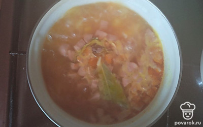 Добавляем соль и лавровый лист (по желанию). Варим 10-15 минут. 