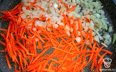 Обжарьте лук и морковь на небольшом количестве растительного масла.