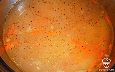 Спустя 20 минут с момента закипания рыбного бульона добавьте картошку и обжаренные овощи. Посолите и поперчите по вкусу. Варите до того момента, пока сварится картошка, на среднем огне с закрытой крышкой (15 минут).