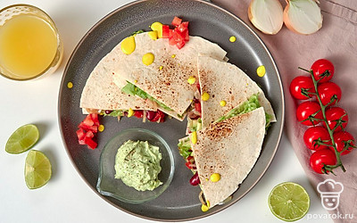 Аппетитное блюдо подавайте к столу порционно в теплом или горячем виде. А чтобы есть буррито было удобнее, заверните его в фольгу и разрежьте наискосок на две части.