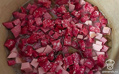 На небольшом количестве растительного масла обжариваем нарезанную кубиками колбасу. 
