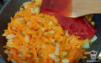 На сковороде делаем зажарку из лука, моркови и томатной пасты.
