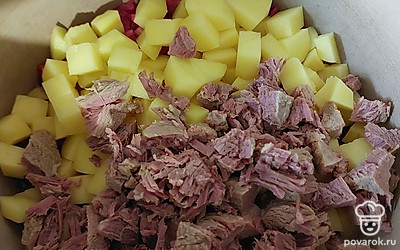 К колбасе добавляем заранее отваренные говядину и картошку.