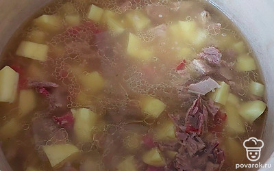 Заливаем все процеженным бульоном, томим 15 минут.