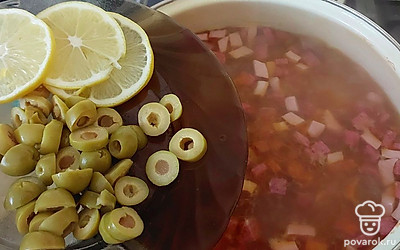 За 5 минут до готовности добавляем дольки лимона и оливки.