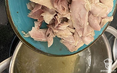 Курицу отварите до готовности. Вытащите, уберите кости, а филе отправить обратно в кастрюлю.