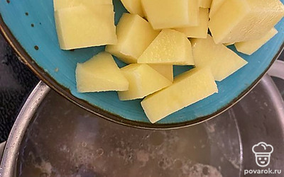 Картофель очистите, помойте и нарежьте на кусочки. Отправьте вариться в борщ.