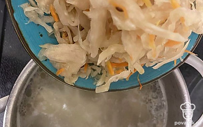 Как картофель сварится, добавьте квашеную капусту и варите еще 10 минут.