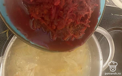 Свеклу, морковь помойте, почистите и натрите на терке. Лук очистите и нарежьте мелкими кусочками. Все обжарьте и выложите в борщ. Как весь борщ закипит, засеките 5 минут и уберите с плиты.