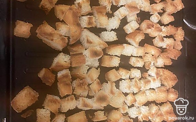 Хлеб нарежьте на кубиками и обжарьте без масла.