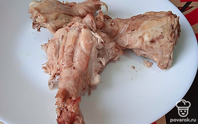 Куриный суповой набор отварите 30 минут в кипящей воде. Отделите филе от костей. Филе верните обратно в бульон.