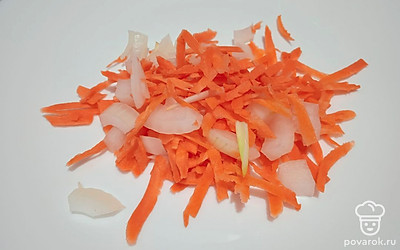 Добавьте нарезанный репчатый лук и натертую на терке морковь. Варите еще 10 минут.