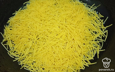 Положите вермишель на сковороду, смазанную растительным маслом, и обжарьте, помешивая, 3 минуты.