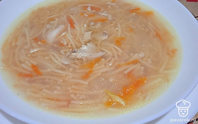 Добавьте вермишель в суп, посолите по вкусу и варите еще 3 минуты.