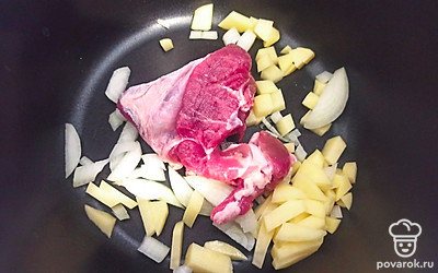 Картофель и лук нарежьте, выложите мясо в чашу мультиварки.