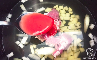 Залейте литром воды, дабавьте томатную пасту и соль по вкусу, перемешайте.