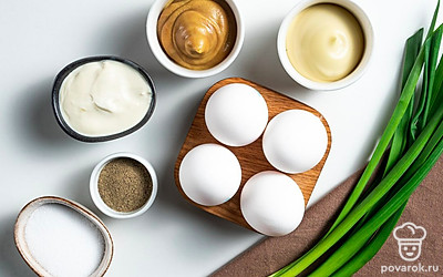 Подготовьте продукты для закуски. Зелень помойте, мелко порубите.